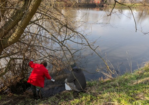 Pobieranie prób wody – Park nad Jasieniem, Łódź