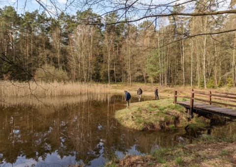 Pobieranie prób wody – okolice Dąbrowy (gm. Dłutów)