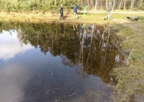 Pobieranie prób wody – okolice Chechła (gm. Dobroń)