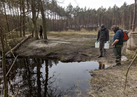 Pobieranie prób wody – okolice Ustronia (gm. Aleksandrów Łódzki)