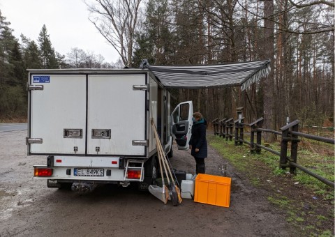 Pobieranie prób wody – Niedźwiedzia Góra, Tenczynek (gm. Krzeszowice)