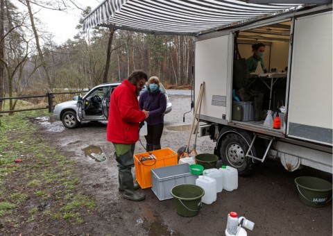 Pobieranie prób wody – Niedźwiedzia Góra, Tenczynek (gm. Krzeszowice)