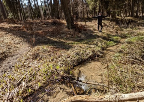 Pobieranie prób wody – Niedźwiedzia Góra, Tenczynek (gm. Krzeszowice)