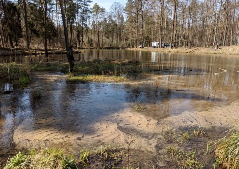 Pobieranie prób wody – Niedźwiedzia Góra, Tenczynek (gm. Krzeszowice)